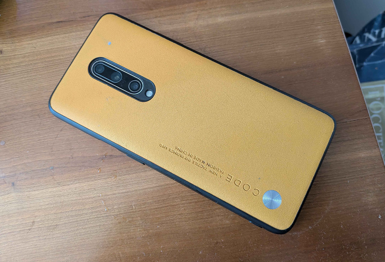 Slika case za one p'lus 6 pro pred produktno fotografijo